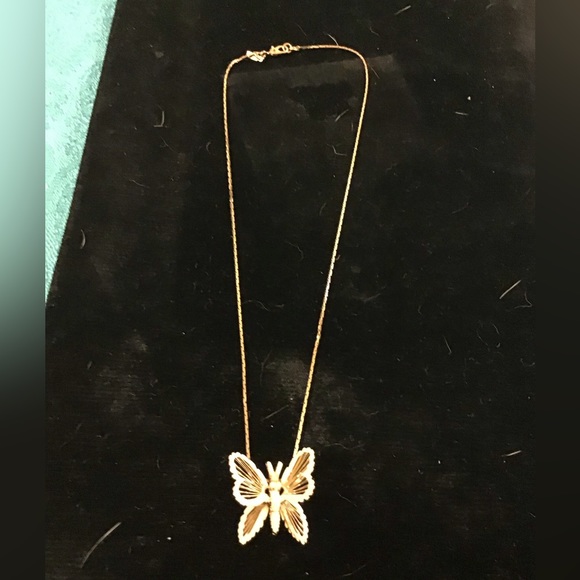 MONET VINTAGE WHITE PAINTED BUTTERFLY NECKLACE PENDANT GOLD TONE EUC 16in - Picture 1 of 3
